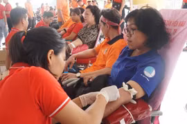 Người dân hiến máu tình nguyện trong ngày hội Giọt hồng thành phố mang tên Bác, sáng 6/7. (Ảnh: Đinh Hằng/TTXVN)