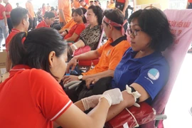 Người dân hiến máu tình nguyện trong ngày hội Giọt hồng thành phố mang tên Bác, sáng 6/7. (Ảnh: Đinh Hằng/TTXVN)