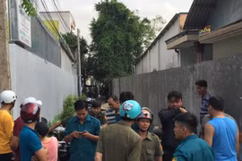 Lực lượng chức năng phong tỏa hiện trường ngăn người dân hiếu kỳ đến xem. (Ảnh: Nguyễn Văn Việt/TTXVN)