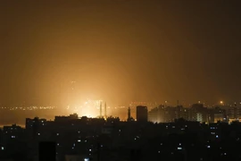 Ánh sáng màu cam trên bầu trời tại Dải Gaza trong cuộc không kích của Israel ngày 14/3/2019. (Nguồn: AFP/TTXVN)