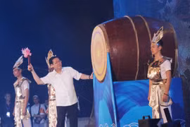 Phó Thủ tướng Vương Đình Huệ đánh trống Khai mạc Lễ hội du lịch Cửa Lò 2019. (Ảnh: Nguyễn Oanh/TTXVN)