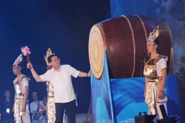 Phó Thủ tướng Vương Đình Huệ đánh trống Khai mạc Lễ hội du lịch Cửa Lò 2019. (Ảnh: Nguyễn Oanh/TTXVN)