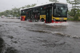 Phố Đàm Quang Trung, quận Long Biên bị ngập nặng. (Ảnh: Trần Việt/TTXVN)