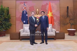 Tổng Thư ký Quốc hội, Chủ tịch Nhóm Nghị sỹ hữu nghị Việt Nam-Australia Nguyễn Hạnh Phúc chào xã giao Chủ tịch Thượng viện Australia Scott Ryan. (Nguồn: quochoi.vn)