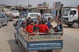 Người dân Syria sơ tán khỏi khu vực xung đột ở Hama và Idlib, Syria, ngày 1/5/2019. (Nguồn: AFP/TTXVN)