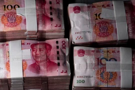 Đồng tiền mệnh giá 100 nhân dân tệ tại Thượng Hải, Trung Quốc. (Nguồn: AFP/TTXVN)