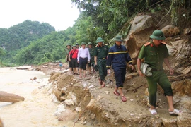 Đường đi vào bản Sa Ná rất khó khăn sau trận lũ ống, lũ quét. (Ảnh: Khiếu Tư/TTXVN)