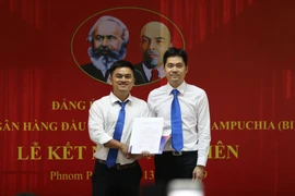 Trao quyết đinh kết nạp cho tân đảng viên tại chi bộ BIDC. (Ảnh: PV/Vietnam+)