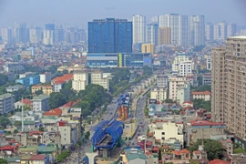 Thi công tuyến đường trên cao tại đường Trường Chinh đoạn từ Ngã Tư Vọng đến ngã tư đường Tôn Thất Tùng. (Ảnh: Huy Hùng/TTXVN)