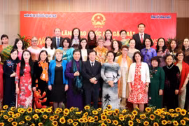Chủ tịch Quốc hội Nguyễn Thị Kim Ngân và các đại biểu chụp ảnh lưu niệm tại buổi gặp mặt. (Ảnh: Trọng Đức/TTXVN)