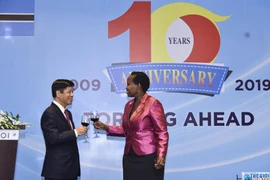 Nâng ly chúc mừng những thành tựu đạt được trong quan hệ giữa hai nước. (Nguồn: baoquocte.vn)