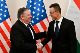 Ngoại trưởng Mỹ Mike Pompeo (trái) và người đồng cấp Hungary Peter Szijjarto. (Nguồn: AP)