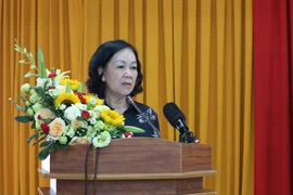 Bà Trương Thị Mai, Ủy viên Bộ Chính trị, Bí thư Trung ương Đảng, Trưởng ban Dân vận Trung ương, giải đáp các vấn đề cử tri quan tâm. (Ảnh: Nguyễn Dũng/TTXVN)