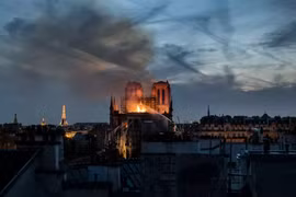 Hiện trường vụ cháy Nhà thờ Đức Bà Paris. (Nguồn: Getty Images)