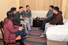 Các thủy thủ tàu Aulac Fortune trò chuyện với phóng viên TTXVN. (Ảnh: Hoài Nam/Vietnam+)