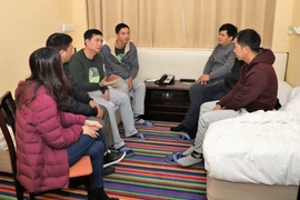 Các thủy thủ tàu Aulac Fortune trò chuyện với phóng viên TTXVN. (Ảnh: Hoài Nam/Vietnam+)