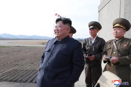 Nhà lãnh đạo Triều Tiên Kim Jong-un theo dõi vụ thử nghiệm vũ khí mới ngày 18/4. (Nguồn: YONHAP/TTXVN)
