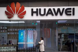 Một cửa hàng bán lẻ điện thoại Huawei ở Thượng Hải. (Nguồn: Reuters)