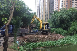 Giải tỏa vi phạm tại hồ Ngòi (phường Trung Văn, quận Nam Từ Liêm, thành phố Hà Nội). (Ảnh: Nguyễn Thắng/TTXVN)