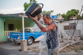 Người dân tránh nóng tại La Habana, Cuba. (Nguồn: AFP/TTXVN)