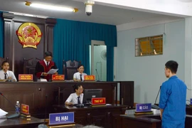 Bị cáo nghe tòa tuyên án. (Ảnh: Quốc Dũng/TTXVN)