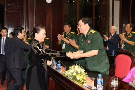 Chủ tịch Quốc hội Nguyễn Thị Kim Ngân gặp gỡ các đị biểu dự chương trình Tri ân đồng đội. (Ảnh: Dương Giang/TTXVN)