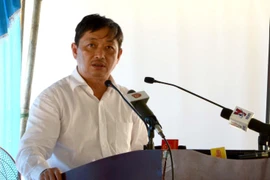 Phó Chủ tịch Ủy ban Nhân dân thành phố Đà Nẵng Đặng Việt Dũng ghi nhận các phản ánh của bà con nhân dân và sẽ chỉ đạo các ban ngành chức năng sớm giải quyết dứt điểm. (Ảnh: Quốc Dũng/TTXVN)