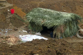 Để đảm bảo bí mật, những đối tượng lạ mặt đã làm một lán nhỏ rồi đào giếng sâu vào lòng đất để khai thác quặng trái phép. (Ảnh: Văn Tý/TTXVN)