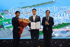 Chủ tịch Ủy ban Nhân dân tỉnh Quảng Trị Nguyễn Đức Chính trao Quyết định cho nhà đầu tư. (Ảnh: Nguyên Lý/TTXVN)
