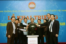 Chủ tịch Ủy ban Trung ương Mặt trận Tổ quốc Việt Nam Trần Thanh Mẫn cùng các đại biểu khai trương trang thông tin điện tử Mặt trận Tổ quốc Việt Nam. (Ảnh: Nguyễn Dân/TTXVN)