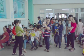Các bệnh nhi chờ khám tại Bệnh viện Phụ sản-Nhi Đà Nẵng. (Ảnh: Văn Dũng/TTXVN)