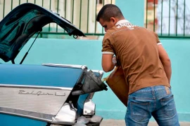 Một người dân Cuba đổ xăng vào ôtô ở La Habana. (Nguồn: Getty Images)