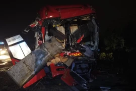 Chiếc xe khách giường nằm mang biển kiểm soát 78B-001.26 của tỉnh Phú Yên bị biến dạng sau khi va chạm với xe tải. (Ảnh: Nguyễn Thanh/TTXVN)