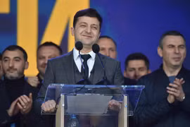 Ứng viên Tổng thống Ukraine Volodymyr Zelensky (giữa) trong cuộc tranh luận trực tiếp tại Kiev ngày 19/4/2019. (Nguồn: AFP/TTXVN)