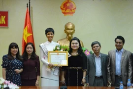 Lãnh đạo tỉnh Đắk Lắk trao bằng khen cho Top 5 Hoa hậu Hoàn vũ thế giới năm 2018 H’ Hen Niê. (Ảnh: Tuấn Anh/TTXVN)