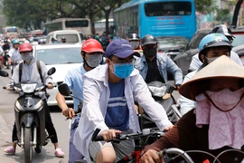 Người dân Thủ đô tham gia giao thông trên tuyến đường Minh Khai-Tam Trinh trong nắng nóng gần 40 độ C. (Ảnh: Doãn Tấn/TTXVN)