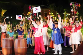 Thiếu nhi các nước tham dự đêm gala nghệ thuật 'Sắc màu văn hóa bốn phương.' (Ảnh: Đỗ Trưởng/TTXVN)