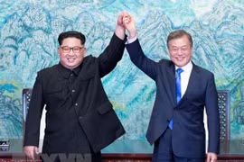 Tổng thống Hàn Quốc Moon Jae-in và nhà lãnh đạo Triều Tiên Kim Jong-un. (Nguồn: TTXVN phát)