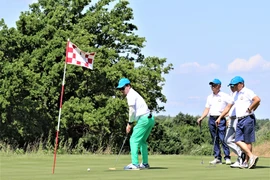 Các tay golf tranh tài tại giải. (Ảnh: Dương Trí/Vietnam+)