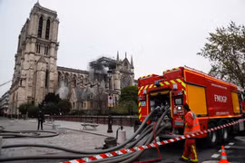 Xe cứu hỏa tại khu vực Nhà thờ Đức Bà Paris sau vụ hỏa hoạn, ngày 16/4. (Nguồn: AFP/TTXVN)