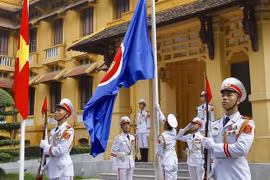 Nghi thức thượng cờ ASEAN tại Trụ sở Bộ Ngoại giao. (Ảnh: Lâm Khánh/TTXVN)