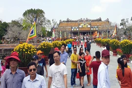 Du khách trong nước đến tham quan Cố đô Huế ngày 1 Tết Kỷ Hợi. (Ảnh: Quốc Việt/TTXVN)