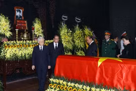 Đoàn Ban Chấp hành Trung ương Đảng do Tổng Bí thư, Chủ tịch nước Nguyễn Phú Trọng làm Trưởng đoàn viếng Trung tướng Đồng Sỹ Nguyên. (Ảnh: Doãn Tấn/TTXVN)