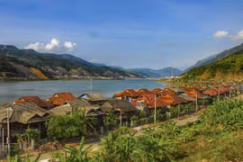 Khám phá nét độc đáo mái nhà sàn lợp bằng đá của người Thái trắng 