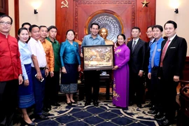 Bà Võ Thị Dung, Phó Bí thư Thành ủy Thành phố Hồ Chí Minh với ông Alounxai Sounnallath, Bí thư Trung ương Đoàn thanh niên Nhân dân Cách mạng Lào. (Ảnh: Xuân Khu/TTXVN)