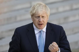 Thủ tướng Anh Boris Johnson phát biểu với báo giới tại Paris, Pháp ngày 22/8/2019. (Nguồn: AFP/TTXVN)