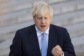 Thủ tướng Anh Boris Johnson phát biểu với báo giới tại Paris, Pháp ngày 22/8/2019. (Nguồn: AFP/TTXVN)