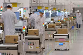 Một dây chuyền sản xuất điện thoại thông minh của Huawei ở tỉnh Quảng Đông, Trung Quốc. (Nguồn: Reuters)