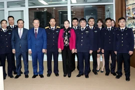 Chủ tịch Quốc hội Nguyễn Thị Kim Ngân với cán bộ, nhân viên Tổng cục Hải quan. (Ảnh: Trọng Đức/TTXVN)