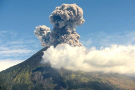 Núi lửa Agung trên đảo Bali, Indonesia phun tro bụi ngày 6/7/2018. (Nguồn: AFP/TTXVN)